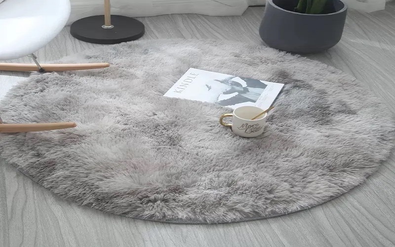 Cutting of silk wool carpet